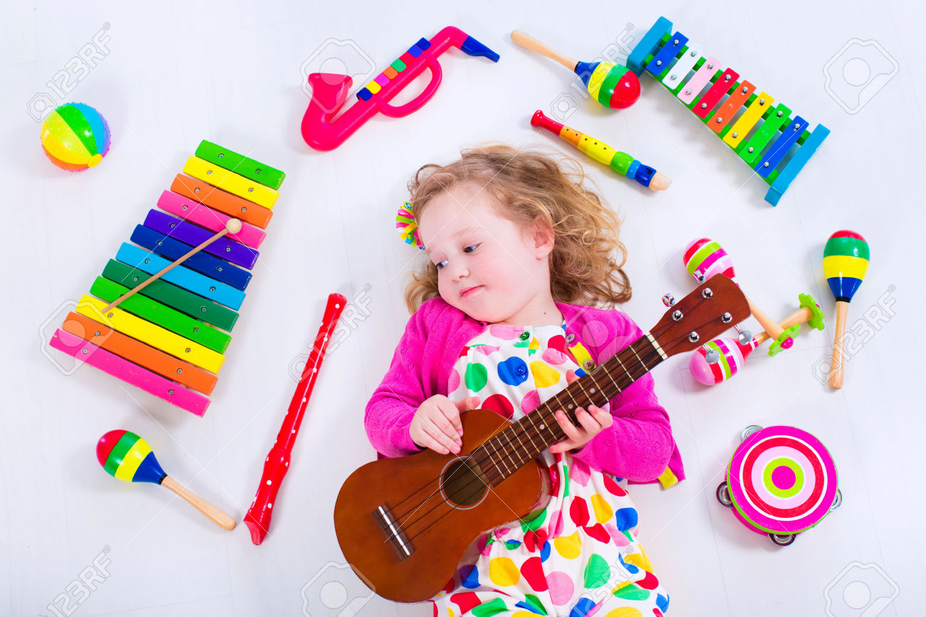 40333273-ni-o-con-los-instrumentos-musicales-la-educaci-n-musical-para-ni-os-juguetes-coloridos-del-arte-de-m-foto-de-archivo